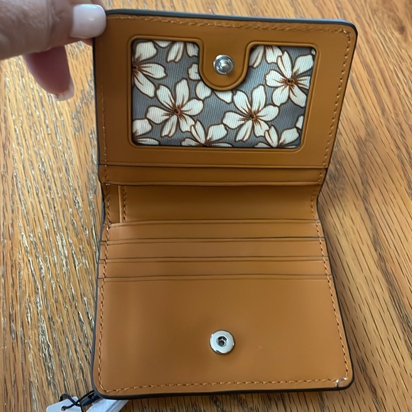 Brand New Vera Bradley Essential Small Wallet!!! - Picture 4 of 5